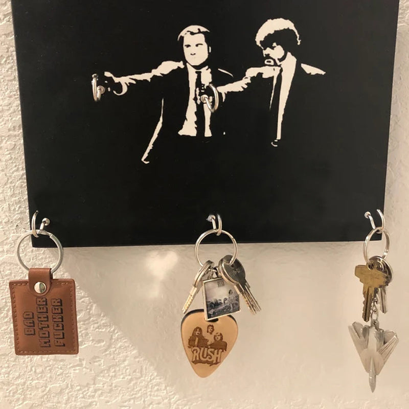Houten sleutelhanger aan de muur